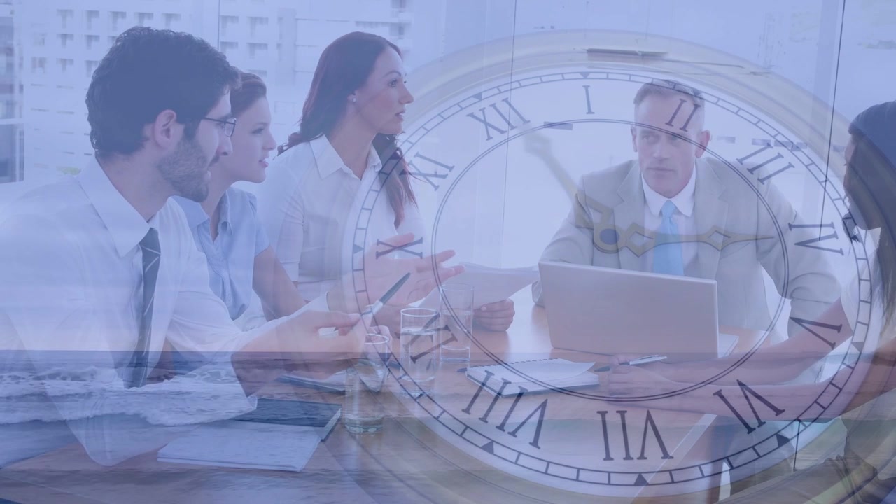 Líder inclinado hacia el portátil, dirigiendo reunión de negocios de equipo con fecha límite, pasando documentos bajo superposición de onda de reloj.
