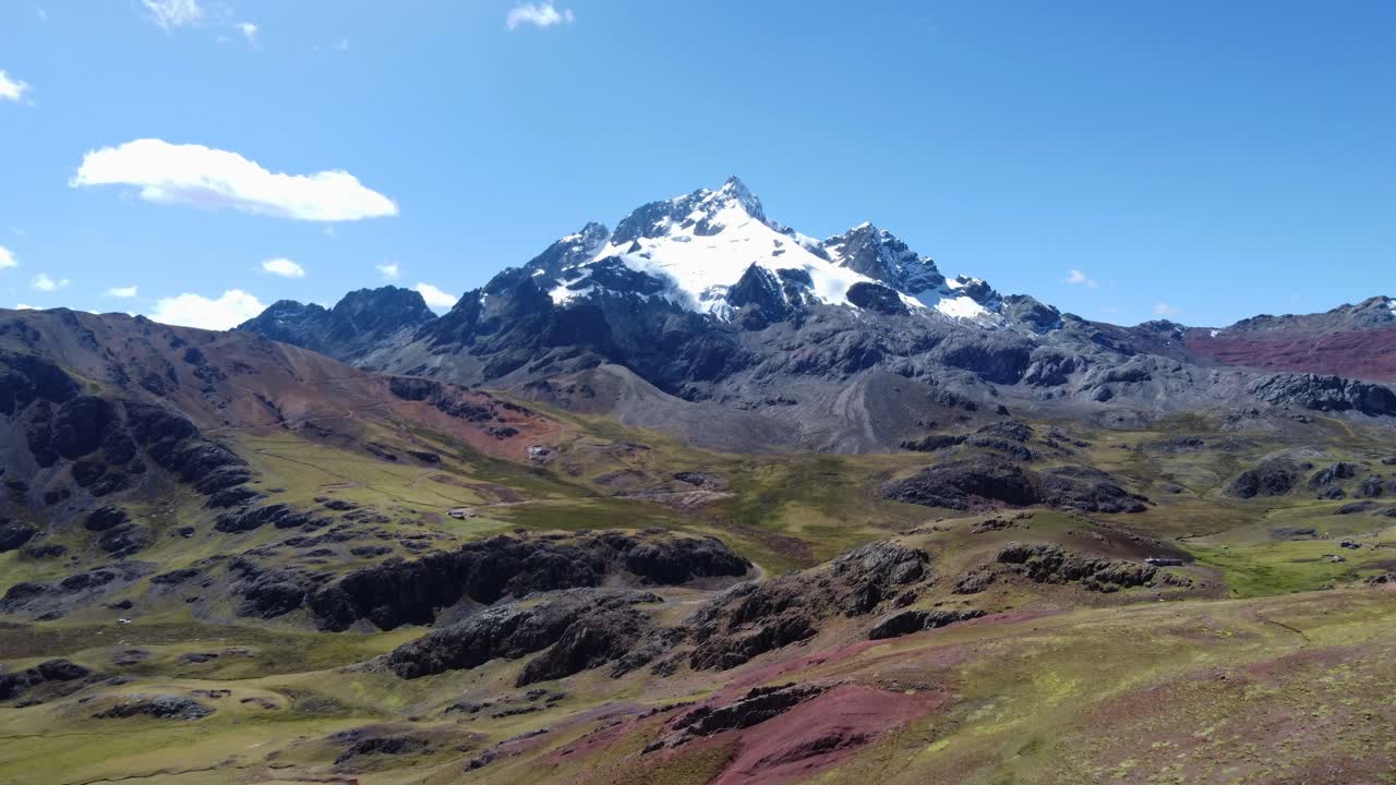 video de drones de un pico nevado en los andes, en perú