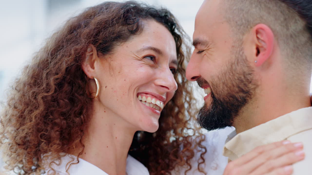 amor, pareja y cuidado con una sonrisa de pareja
