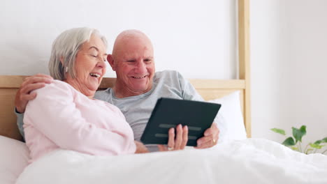 Senior,-Glückliches-Paar-Und-Tablet-Zum-Spaß-Im-Schlafzimmer