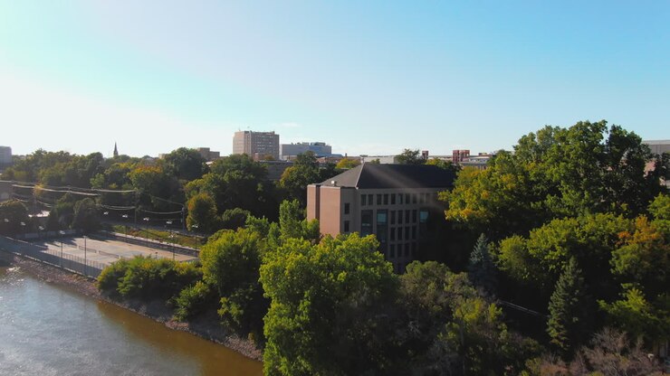 Vista aerea del fiume Fox con lo skyline di Appleton, Wisconsin, in una giornata estiva