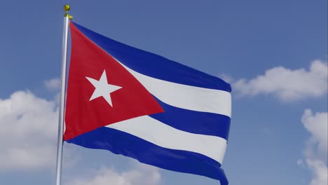 bandera de cuba moviéndose en el viento con un cielo azul claro en el fondo, nubes moviéndose lentamente, asta de la bandera, cámara lenta