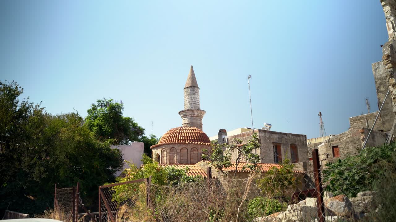 로도스, 그리스 - 2020년 9월 25일: 오도스 소크라토스 (소크라테스 거리) 앞에 주차된 버려진 차, 배경에는 술레이만 모스크가 보인다.