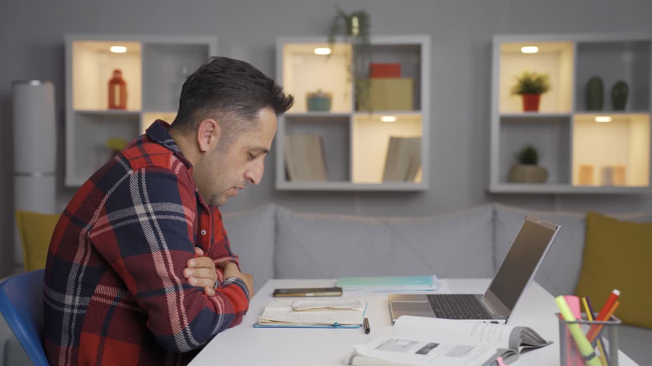 el hombre que mira los billetes tiene frío.