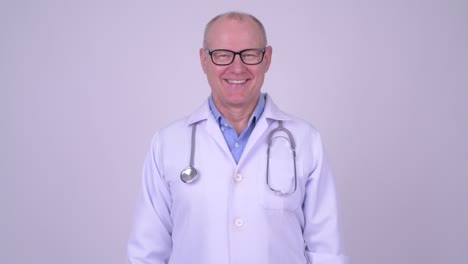 fotografía de estudio de un hombre viejo y guapo, doctor.