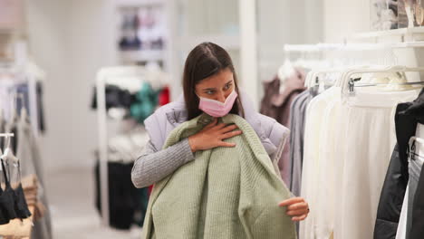 mujer comprando ropa durante la pandemia