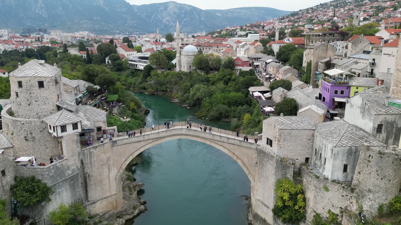 Ponte Velha de Mostar, Bósnia e Herzegovina, vista aérea ascendente de drone