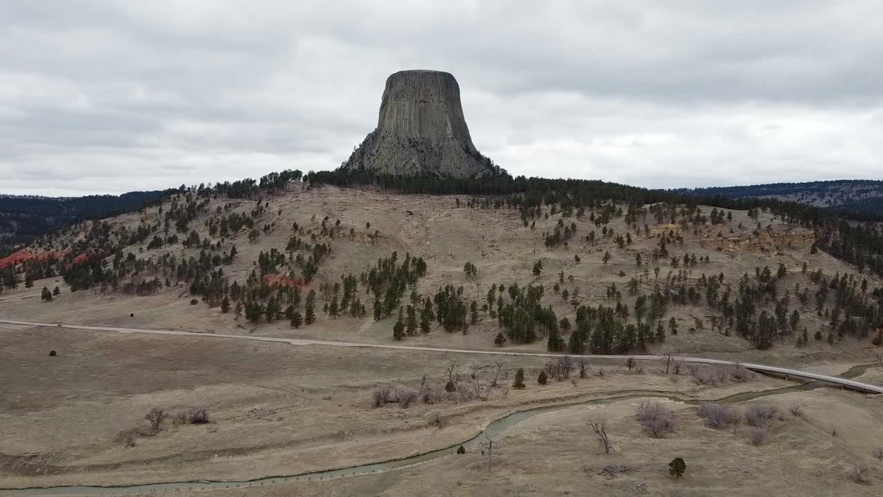 와이오밍에 있는 데빌스 타워 (devils tower) 에서 운전하는 자동차