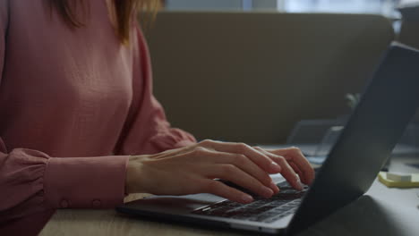 ejecutivo en máscara médica usando computadora