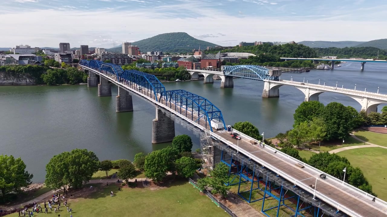 Riprese aeree con drone del lungofiume di Chattanooga, Tennessee, e del ponte Walnut Street il 30 aprile 2026
