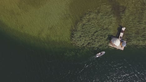 el barco navega hacia la casa del domo en el agua