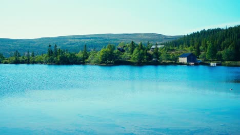 Ruhiger-Blauer-See-Am-Berg-Skurven-In-Indre-Fosen,-Norwegen