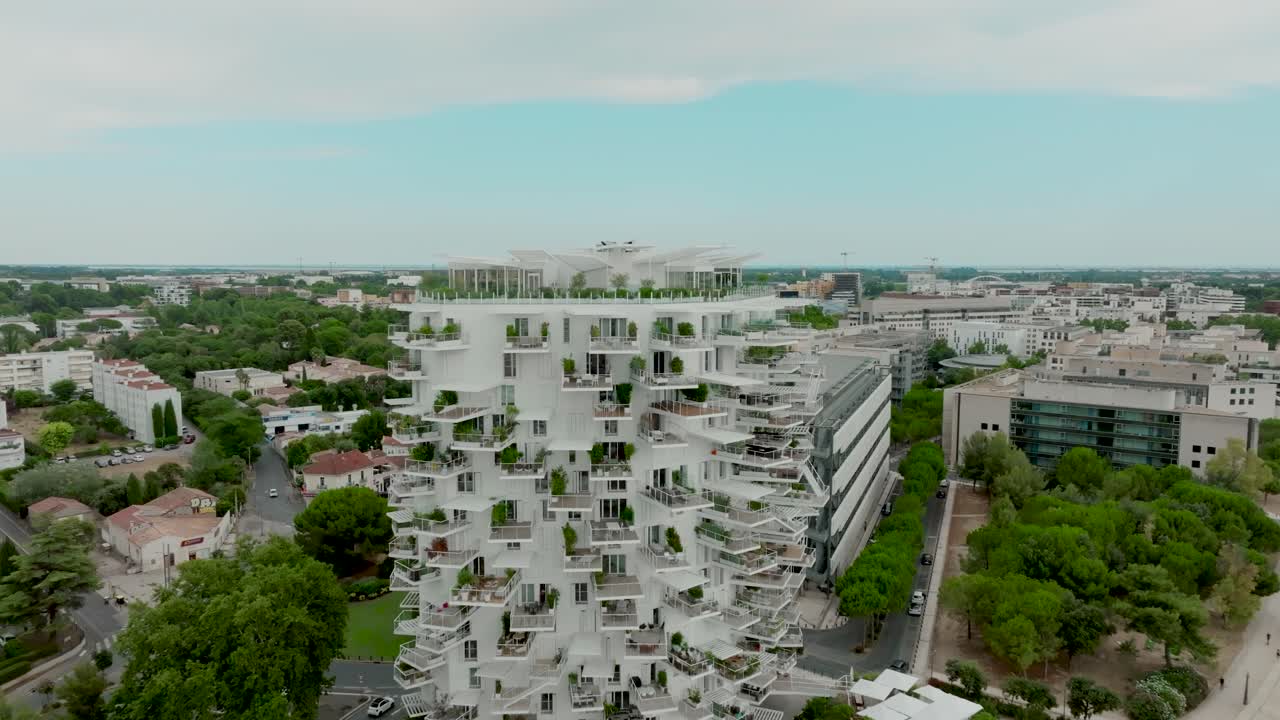 레즈 강과 함께 유명한 아브레 블랑 아파트를 드러내는 느린  ⁇  아웃  ⁇