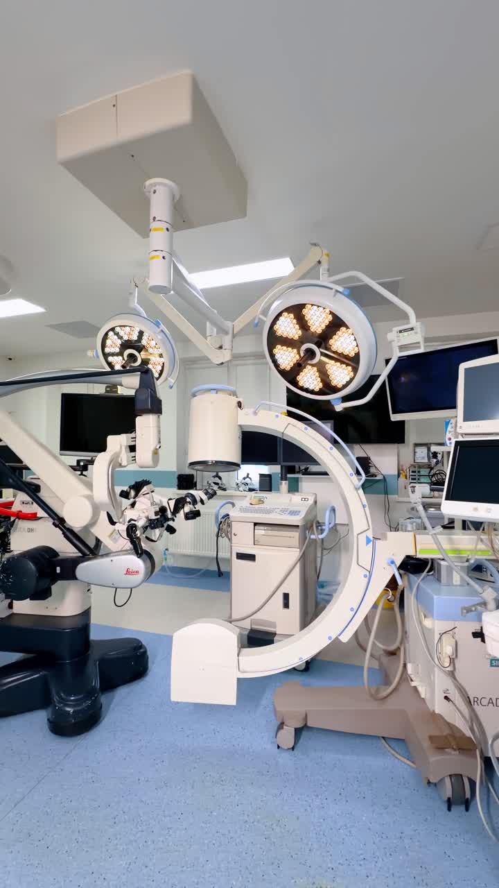 Kiev, Ucrania, 2 de agosto de 2025: herramientas y equipos médicos en una sala de cirugía moderna. El equipo médico está dispuesto en una sala de cirugía con herramientas listas para su uso durante las operaciones.
