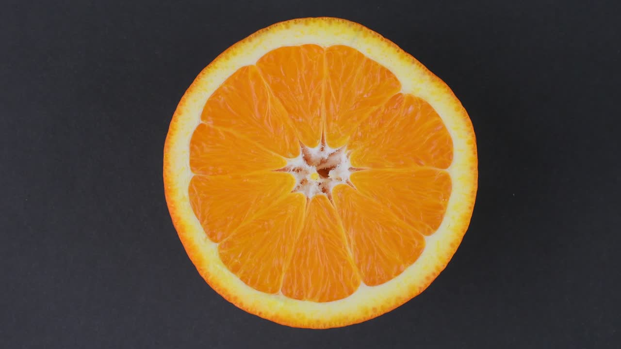 marco disparó de la fruta de la naranja y girar. cerrar la carne de naranja. resolución 4k.