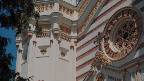 Primer-Plano-De-La-Parte-Delantera-Exterior-Con-Una-Hermosa-Catedral-Histórica-Ecléctica-Blanca-En-Un-Día-Claro,-Cálido-Y-Soleado