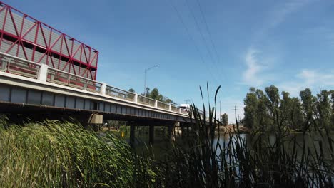 Verkehr-Auf-Einer-Brücke-über-Einen-Fluss