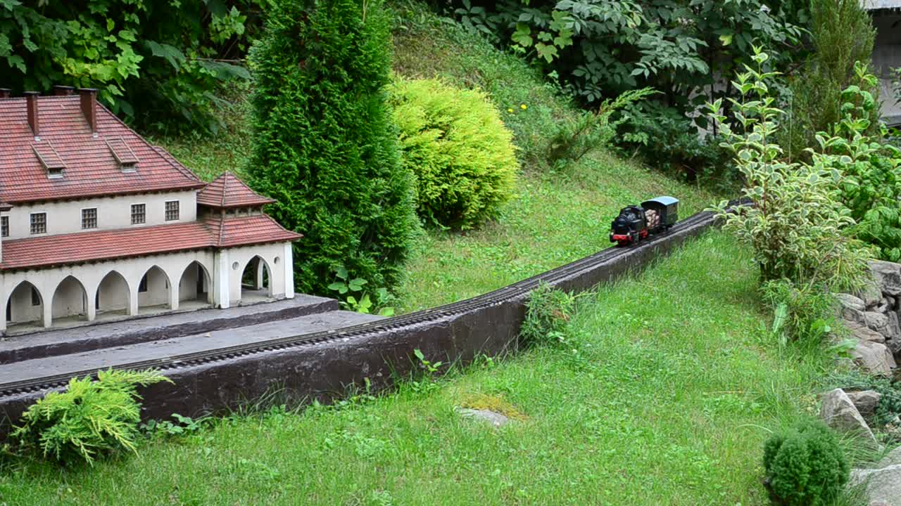 Ferrovia in miniatura e locomotiva. Ferrovia in miniatura e locomotiva. Parco-museo "Carpazi in Miniatura", città di Yaremche, Ucraina