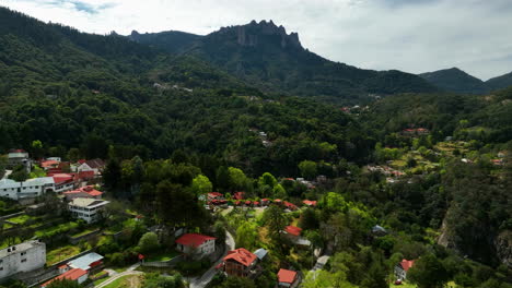 Vista-Aérea-De-Casas-Y-Naturaleza-En-El-Parque-Nacional-El-Chico,-Hidalgo,-México