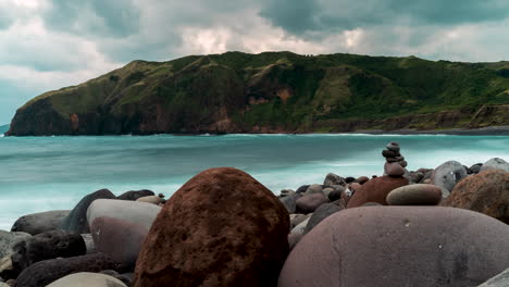 Lapso-De-Tiempo-Del-Mar-Con-Fuertes-Olas-Rompiendo-En-La-Playa-Rocosa-Y-Los-Altos-Acantilados