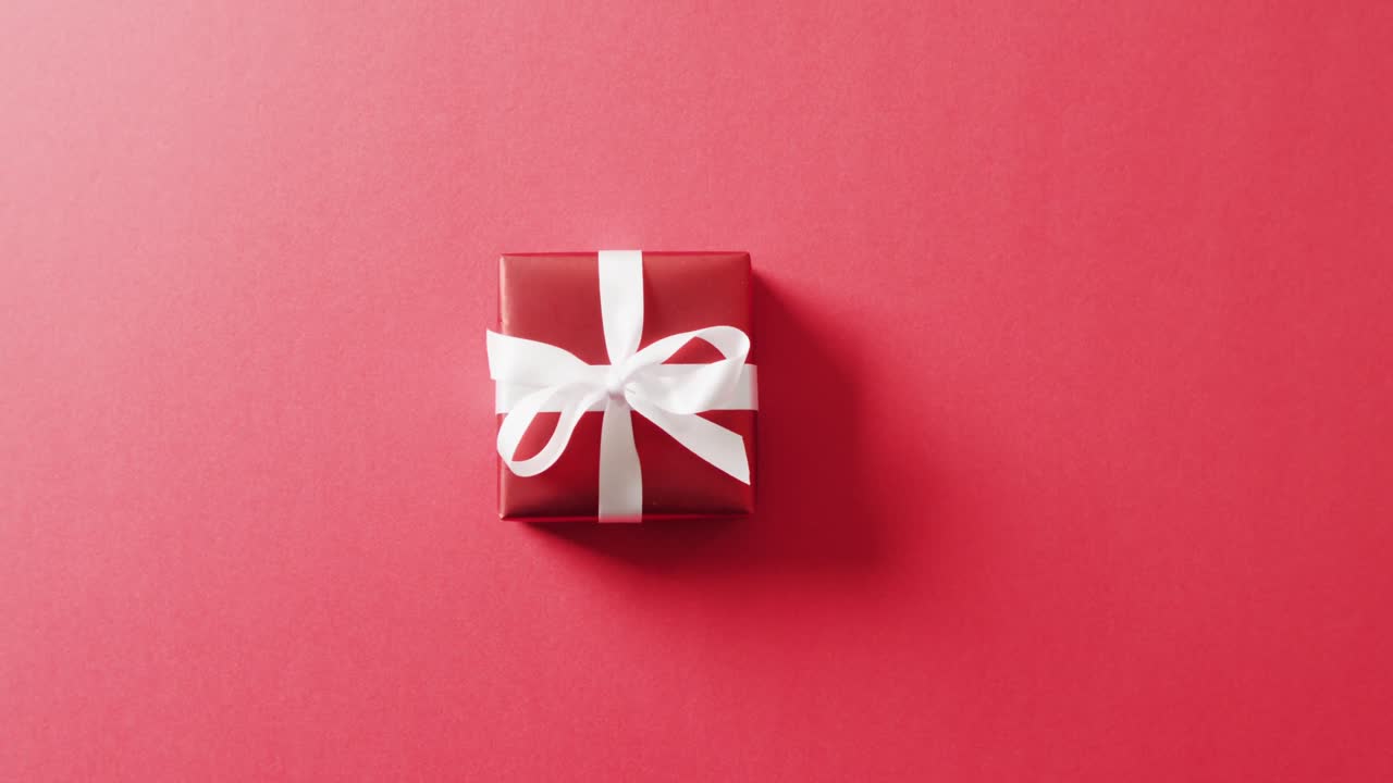 video de regalo de navidad rojo y espacio de copia en fondo rojo