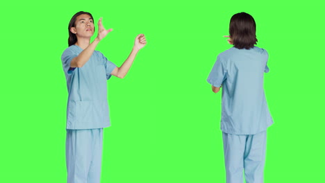 el asistente médico asiático ve el holograma.