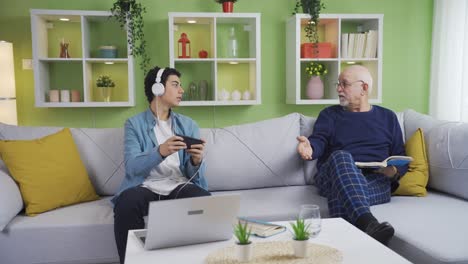 el joven perezoso y travieso es advertido y regañado por su abuelo.