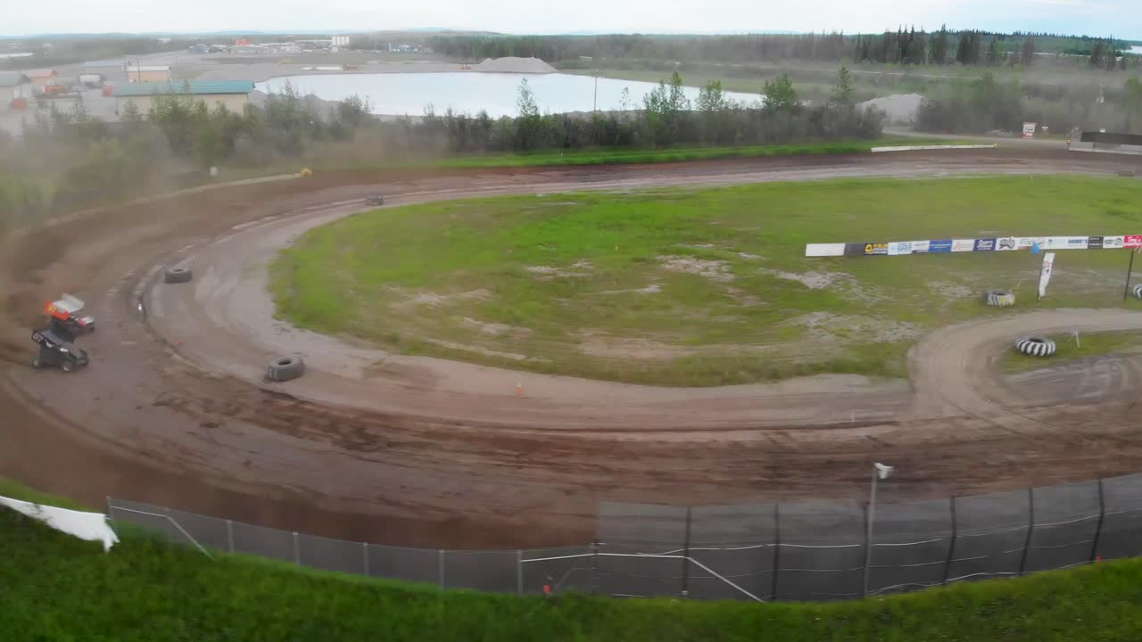 4K dronevideo af sprintbilræs på Mitchell Raceway i Fairbanks, AK, under en solrig sommeraften