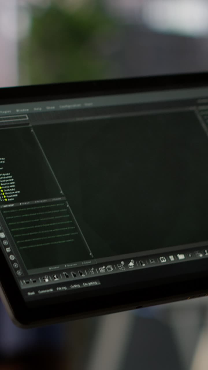 Video verticale: Data scientist utilizza il tablet per controllare i modelli di machine learning, primo piano