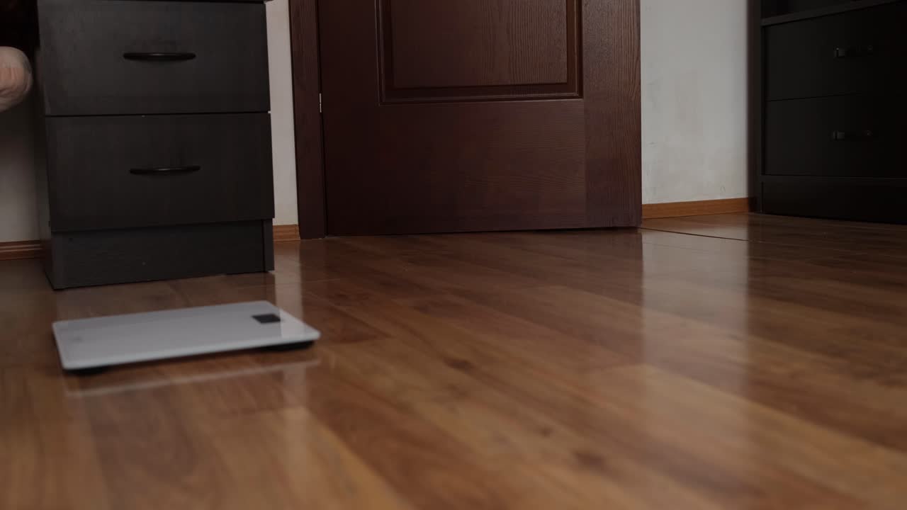 Measuring weight on a bathroom scale