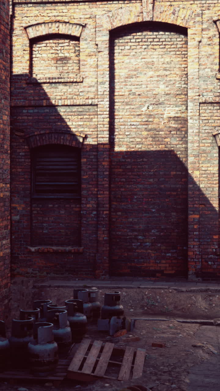 viejo edificio de ladrillo con cilindros de gas