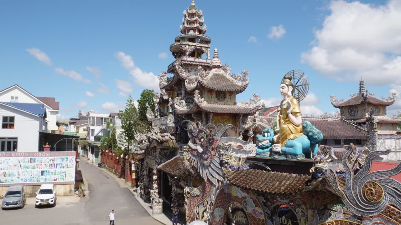 베트남 달랏에 있는 린 푸억 파고다 불교 사원의 탁 트인 전망