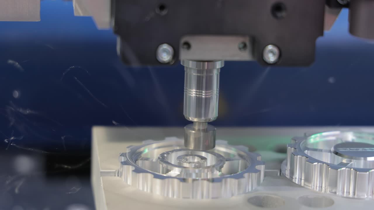 금속 가공 cnc 밀링 기계. 금속 절단 현대 가공 기술.