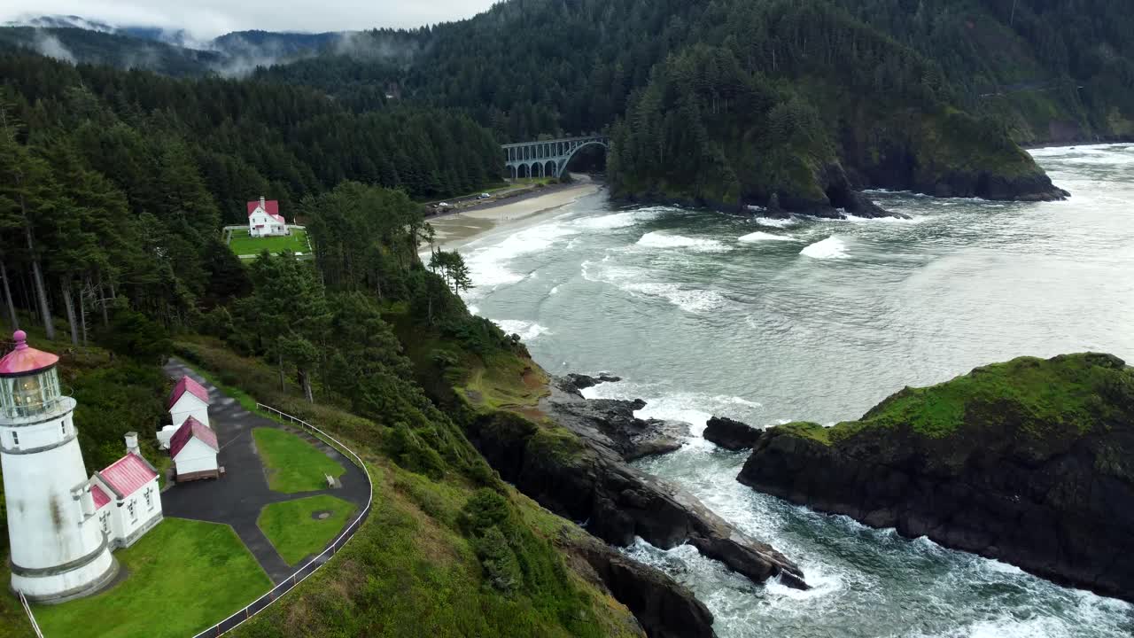 estados unidos, o, florencia, hecata head, 2024-11-25 - vista desde un avión no tripulado del faro de hecata head, el puente de cape creek en la autopista 101