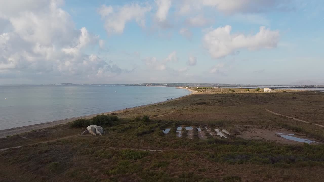 volando sobre un búnker en la costa mediterránea española.