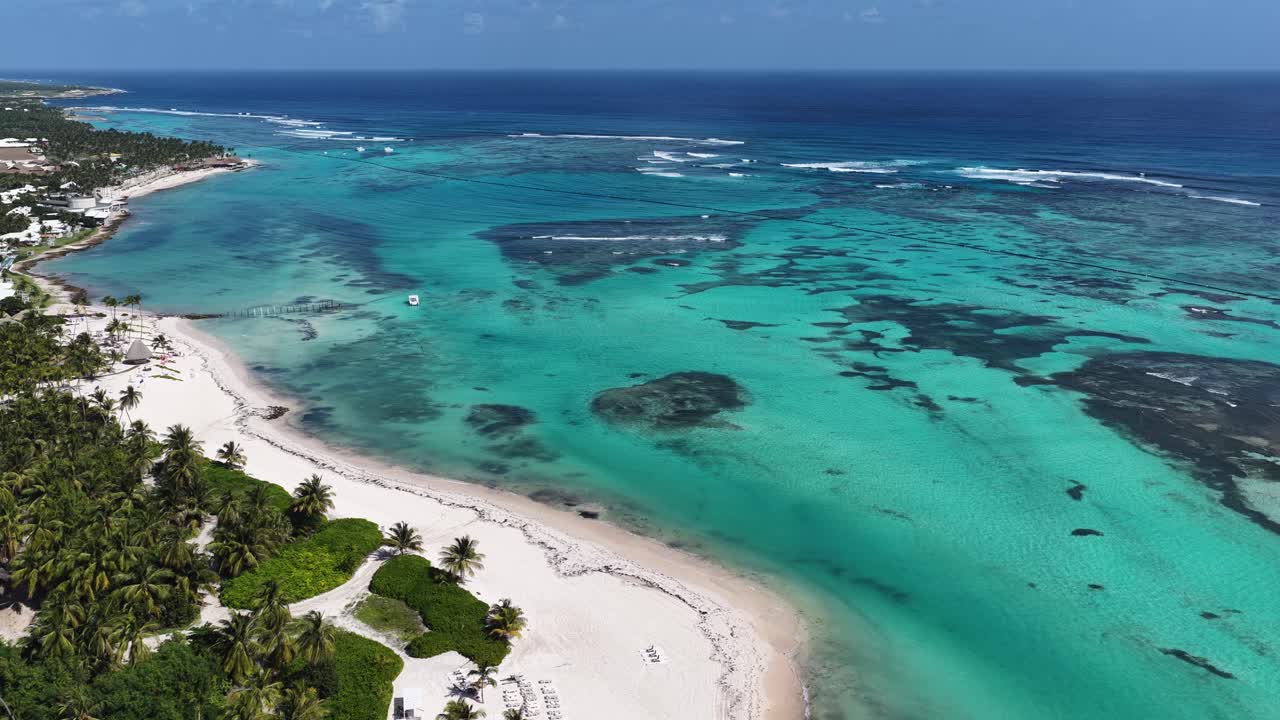 Skyline di Punta Cana a La Altagracia, Repubblica Dominicana. Panoramica caraibica, paesaggio di spiaggia e vista mare naturale. Scenico