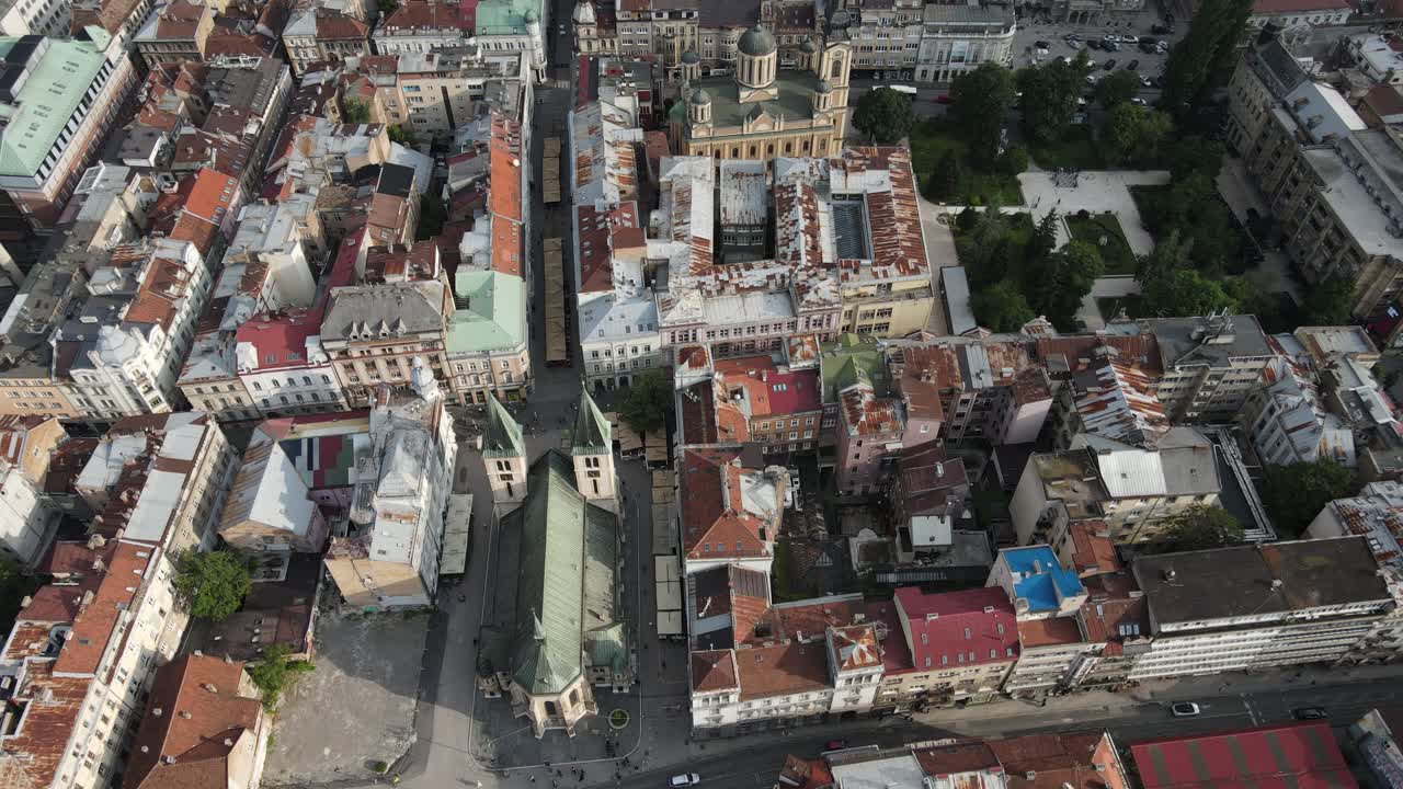 Vista drone di una chiesa situata nel centro di una città della Bosnia, una città con diverse religioni, vista aerea di edifici storici.