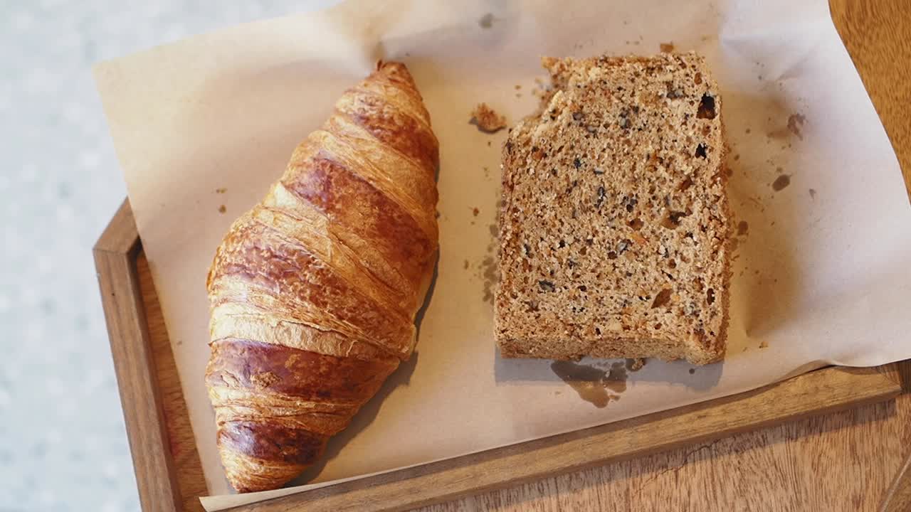 desayuno con croissant y pan