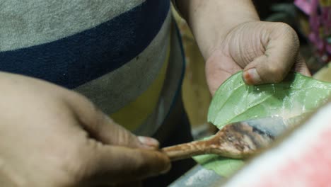 Hombre-Indio-Preparando-Banarasi-Paan-En-Jodhpur