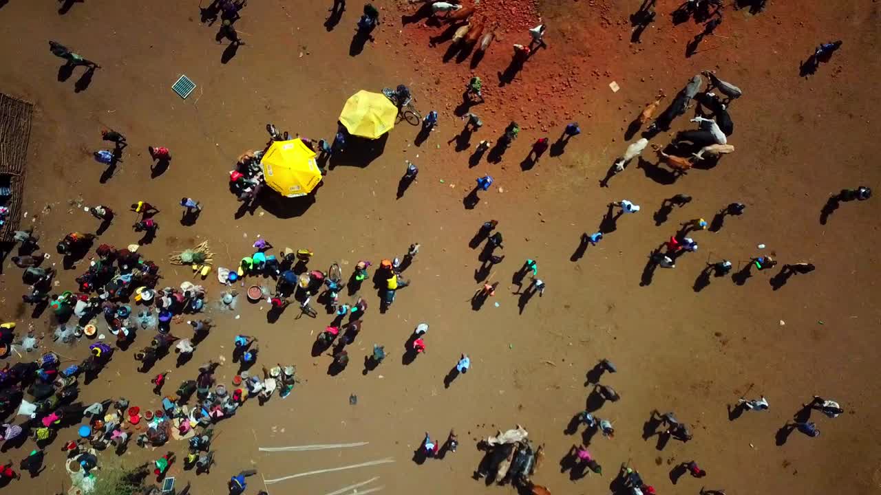 gente en el mercado de la ciudad nativa cerca de la aldea de moroto en uganda, arica oriental