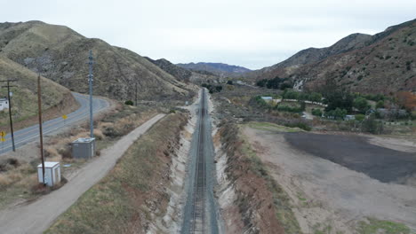 Levantándose-Sobre-Vías-De-Tren-Vacías-En-Soledad,-California