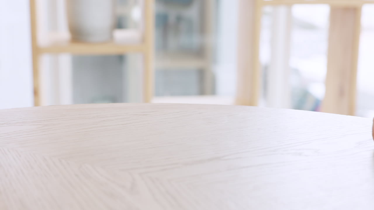 apoyo, cuidado y pareja tomados de la mano en una mesa