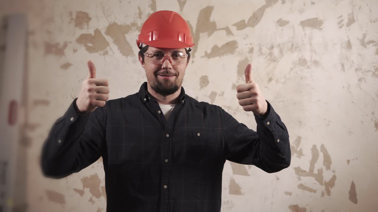 trabajador de la construcción levantando el pulgar
