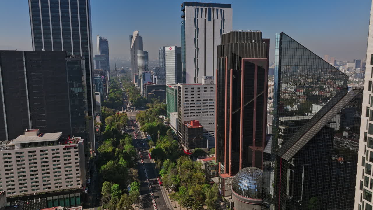 Città del Messico Aerea v45 sorvolo a bassa quota dell'ampio viale Paseo de la Reforma tra edifici urbani e moderni grattacieli che cattura il consolidato panorama urbano del centro - Ripreso con Mavic 3 Cine - Dicembre 2021