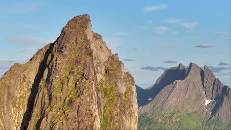 Pico-De-Montaña-Empinado-Y-Con-Forma-De-Aguja-De-Segla-En-Un-Día-Soleado-De-Verano-En-Hesten,-Senja,-Noruega