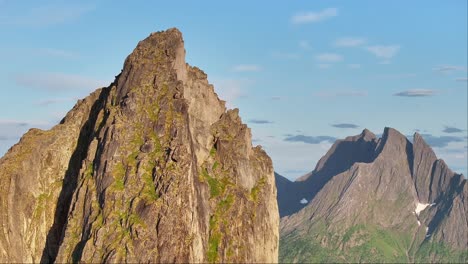 aguja y empinado pico de la montaña de segla en un día soleado de verano en hesten, senja, noruega