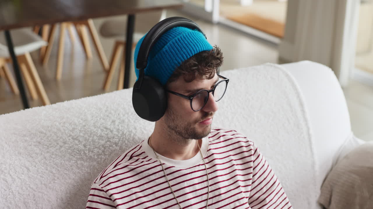 Mann, der Musik auf Kopfhörern hört