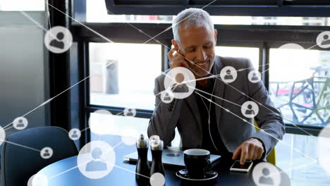 animación de la red de conexiones con las personas iconos sobre empresario caucásico usando teléfono inteligente