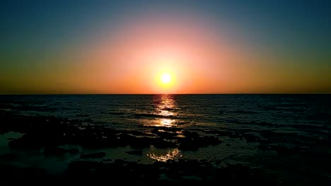 el atardecer de colores brillantes sobre el tranquilo mar mediterráneo.
