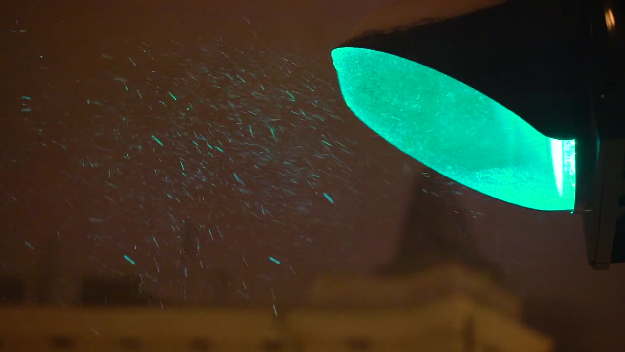 눈 인 밤의 장면